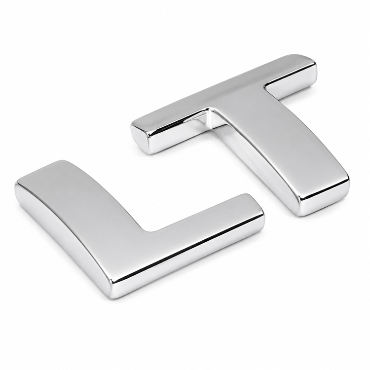 EMBLEMA COMPUERTA TRASERA LADO DERECHO CHEVROLET TRACKER 1.8